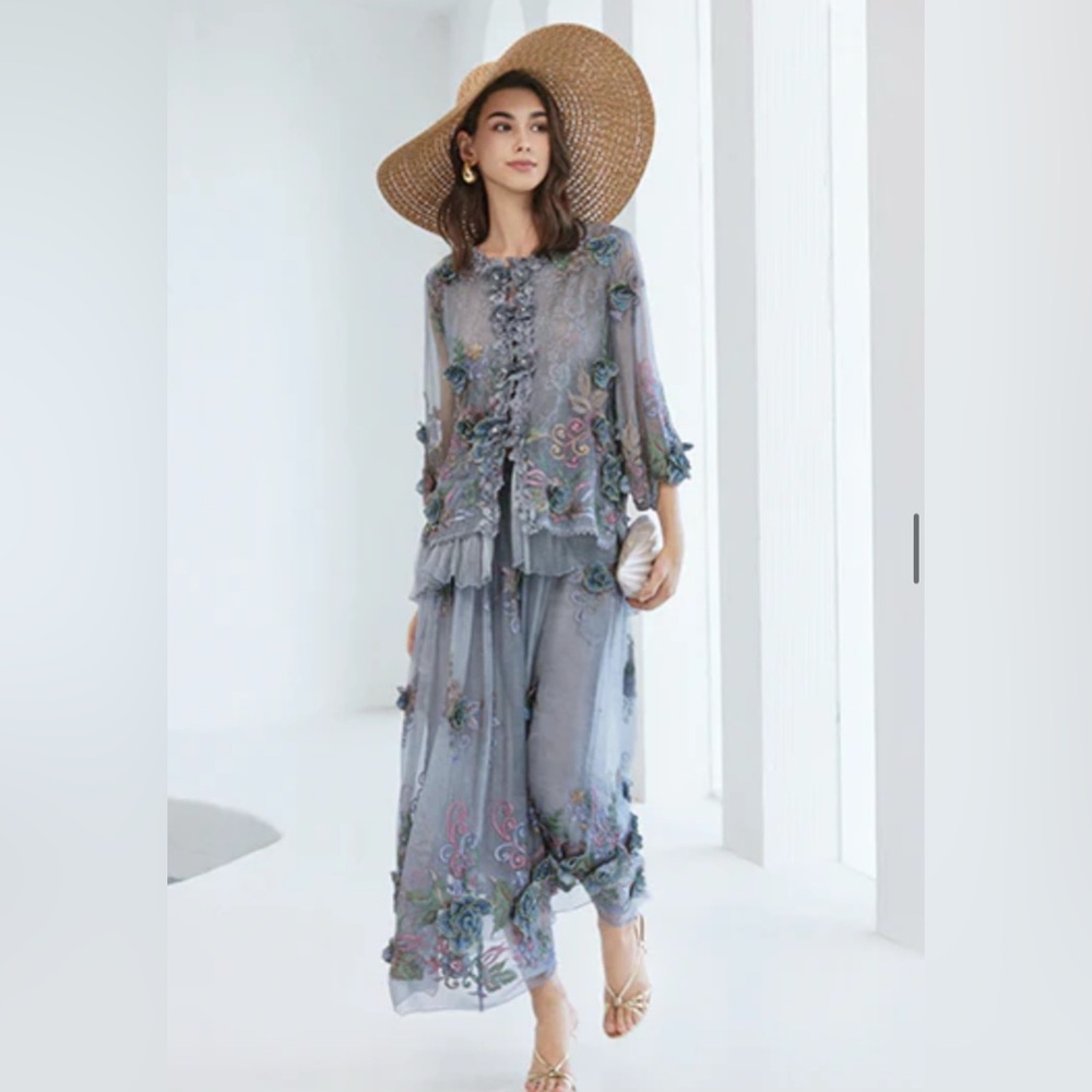 Rich Radi Q’s New York 3D Floral Silk Bluish Gray Top Handcrafted Couture - Picture 6 of 8